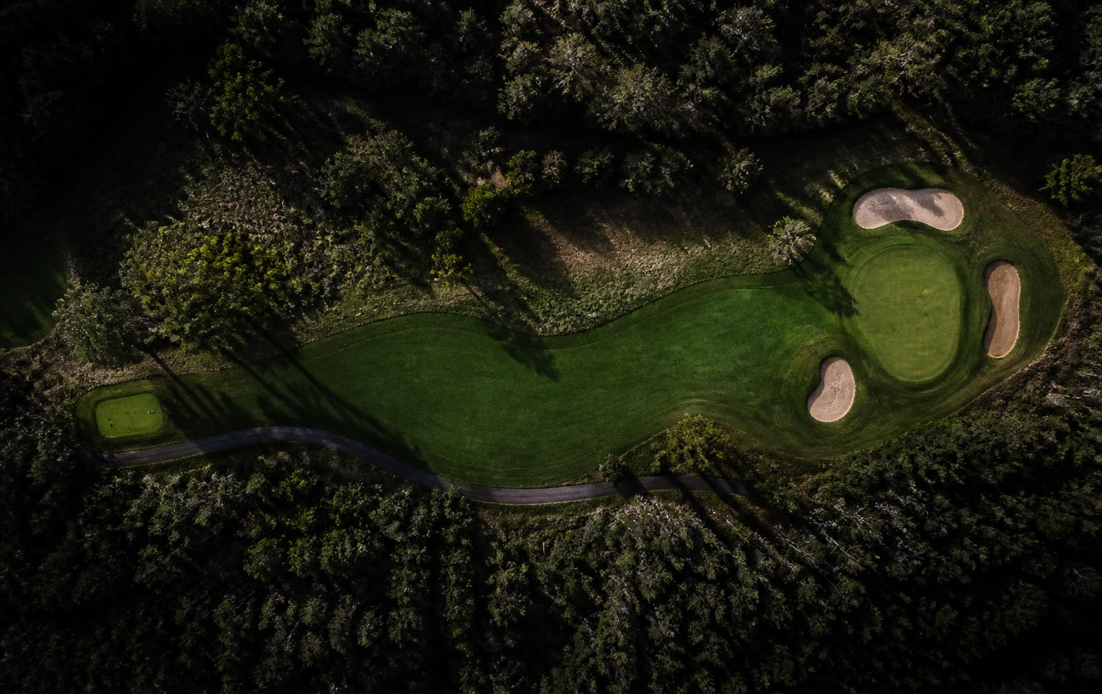 Top-down aerial render of a single golf hole
